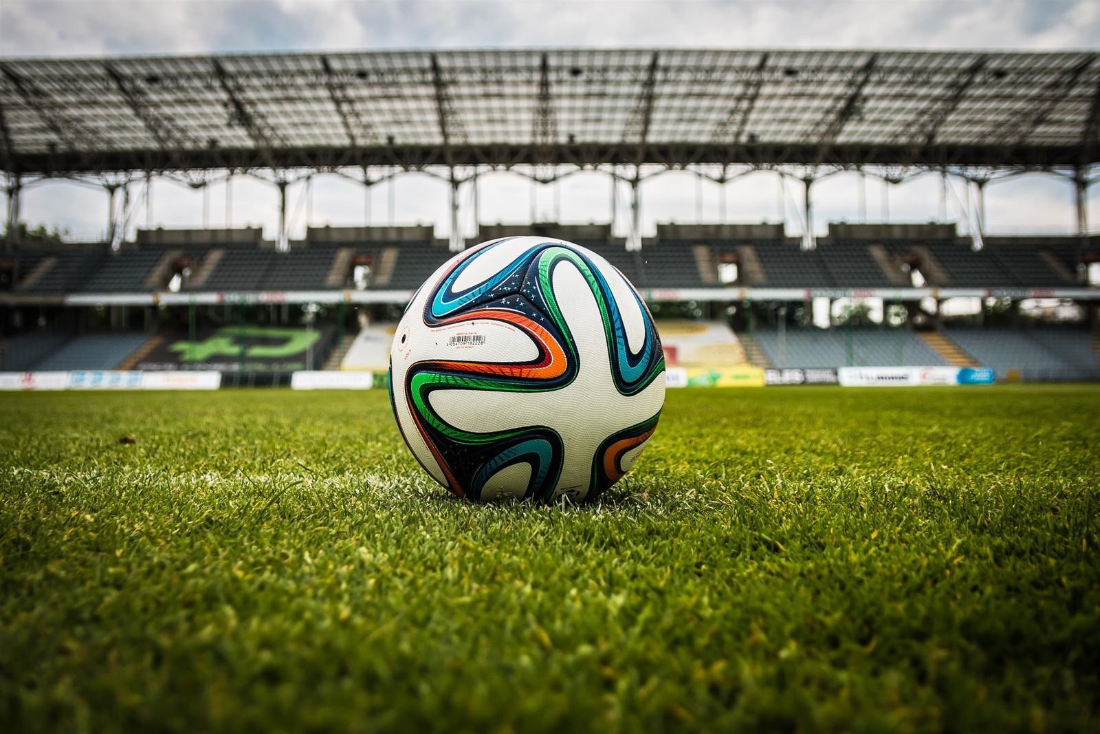 Minute-by-minute scores, where to watch legally and the best highlights.